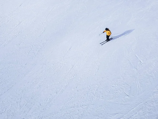 Bovenaanzicht Van Skiër Die Van Helling Een Gele Jas Afstamt — Stockfoto