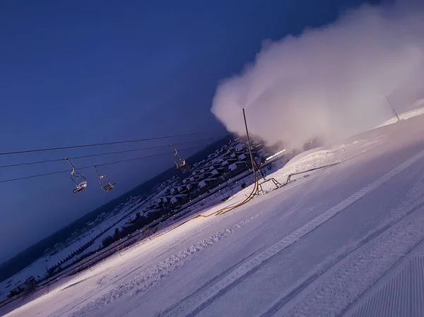 在山腰上工作雪炮 — 图库照片