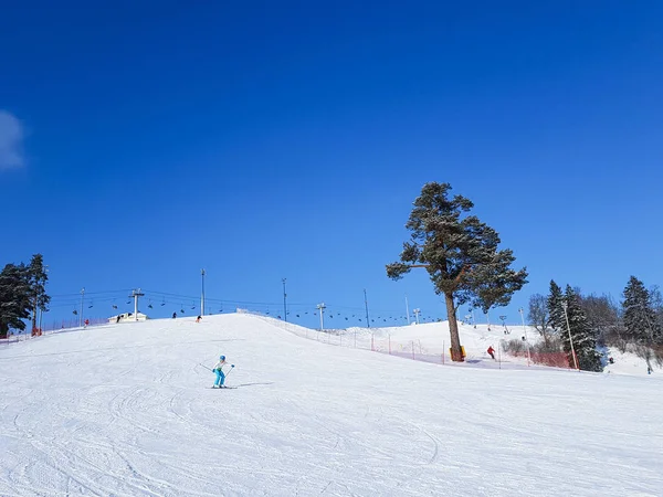 女の子がスキー リゾートに丘を下る — ストック写真