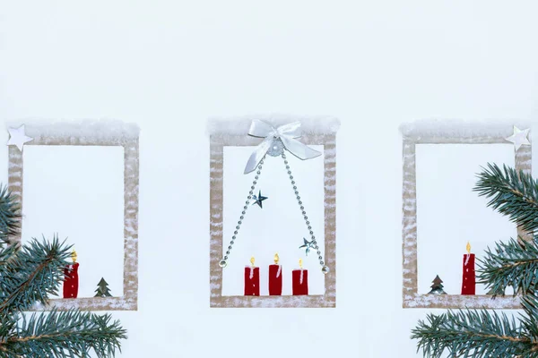 Ventanas Decoradas Navidad Una Acogedora Casa Fondo Blanco —  Fotos de Stock