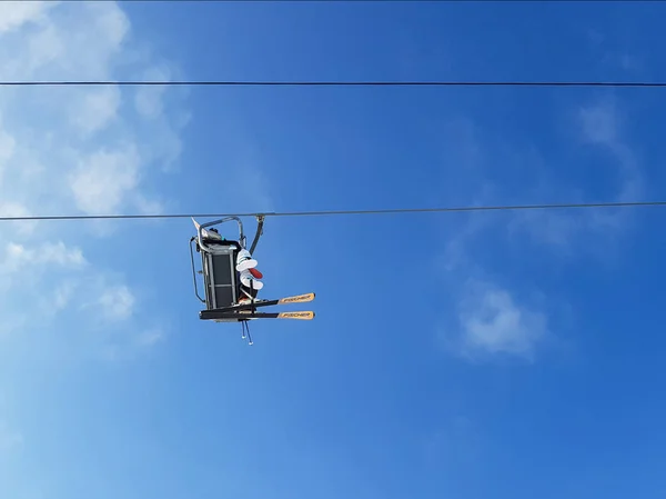 Skieurs Assis Sur Des Chaises Haut Colline Sur Téléphérique — Photo