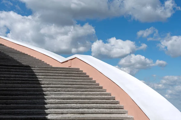 Concrete staircase against the blue sky and clouds. — Stock Photo, Image