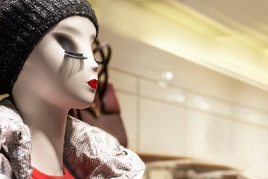 Muhteşem manken parlak dudaklar ve uzun kirpik mağaza