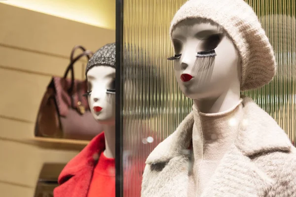 Mannequins Dans Magasin Avec Des Lèvres Brillantes Longs Cils Démontrent — Photo