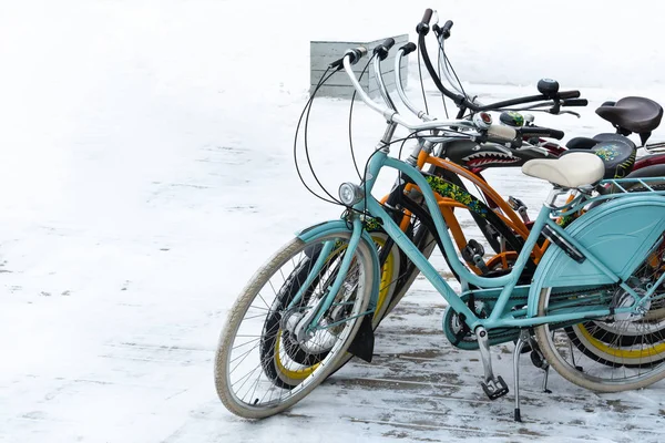 Вид Припаркованные Яркие Велосипеды Фоне Снега — стоковое фото