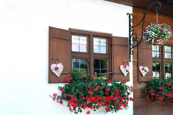 Janelas Casa Madeira Estão Lindamente Decoradas Com Corações Brancos Flores — Fotografia de Stock