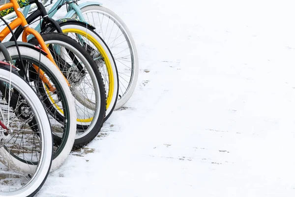 Veduta Delle Ruote Luminose Delle Biciclette Che Stanno Sulla Neve — Foto Stock
