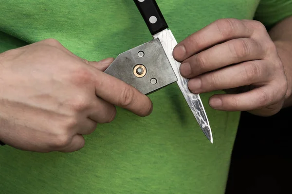 Installing the knife holder for sharpening the knife itself