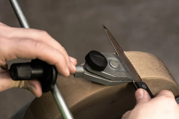Instalowanie Nóż Uchwytem Kamień Szlifierski — Zdjęcie stockowe
