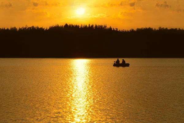 Nelayan Menangkap Ikan Danau Saat Matahari Terbenam — Stok Foto