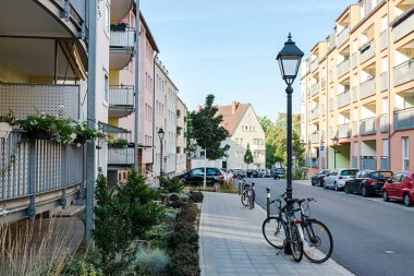 Nürnberg Almanya'nın düşük katlı bir bina ile rahat avlu