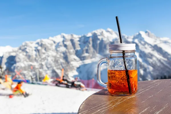 Kupa aperol kayak yamacında sokak kafe masada duruyor.