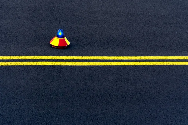 View of the runway with one signal light. — Stock Photo, Image