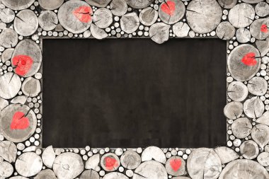 Kırmızı kalp ahşap ahşap çerçeve gri renk kahverengi bir arka plan üzerinde keser..