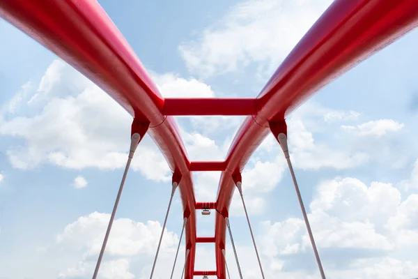 Nézd a felső szerkezet a vörös híd ellen a kék ég. — Stock Fotó