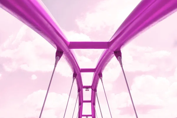 Vista da estrutura superior da ponte fúcsia contra o céu rosa . — Fotografia de Stock