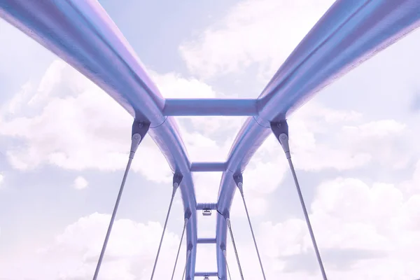 Вид верхнего строения фиолетового моста на фоне голубого неба . — стоковое фото