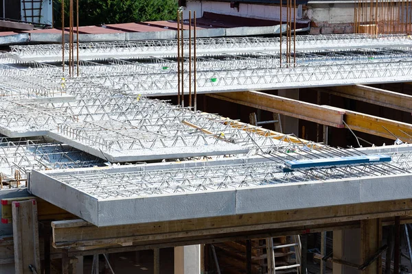 Blick auf die Betonplatten und die Bewehrung auf der Baustelle eines Wohnhauses. — Stockfoto