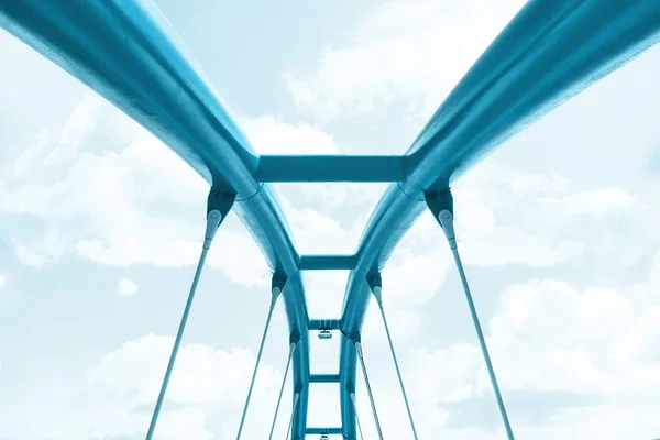 Vista da estrutura superior da ponte azul-turquesa contra o céu azul . — Fotografia de Stock