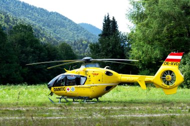 Oberammergau, Almanya. 07.19.2018 15-10. Alan dağlık bir köyde bir ambulans helikopter indi.