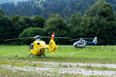 Oberammergau, Almanya. 07.19.2018 15-10. Alan dağlık bir köyde ambulans ve polis helikopter indi.