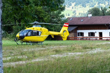 Alan dağlık bir köyde bir ambulans helikopter indi.