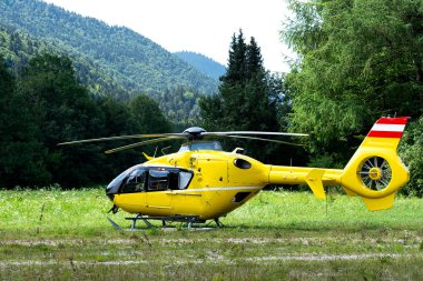 Alan dağlık bir köyde bir ambulans helikopter indi.