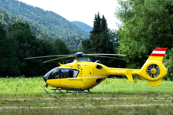 Alan dağlık bir köyde bir ambulans helikopter indi.