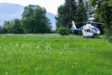 Alan dağlık bir köyde bir polis helikopteri indi.