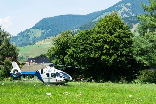 Alan dağlık bir köyde bir polis helikopteri indi