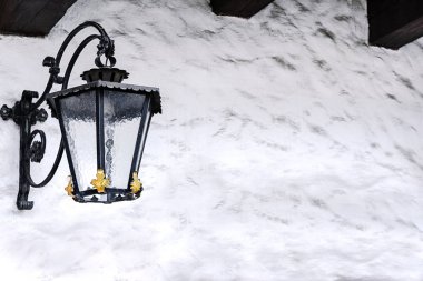 Dövme metal evin duvarında asılı sokak lambası.