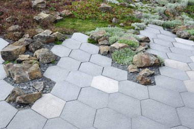 Geometrik desen ile kaplı Alp slayt ve kaldırım döşeme görünümü.