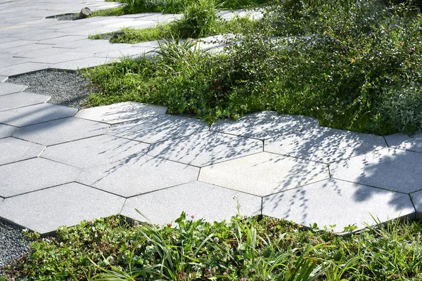 Geometrik desen ile kaplı Alp slayt ve kaldırım döşeme görünümü.