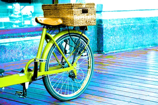 Вид на зеленый велосипед с корзиной на ярко-голубом фоне . — стоковое фото