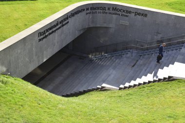 Rusya Federasyonu. Moskova. 09.18.2018. bir adam Zaryadye Müzesi Parkı Altgeçit merdivenlerden tırmanıyor.