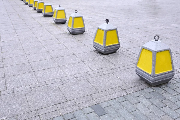 Uyarı koni üzerinde sarı renk kaldırımda girme yasağı.