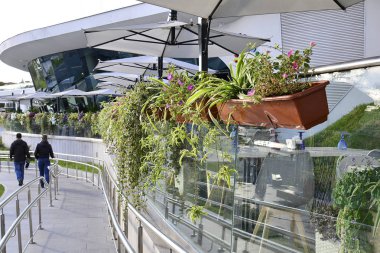 Çiçek dekorasyonu ile açık kafe zikzak şekli