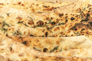 Rosemary ile ilişkili bir tabloda taze pişmiş chiabats yalan