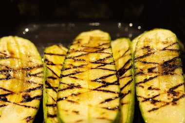 Siyah bir tava üzerinde yalan kabak closeup ızgara