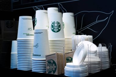 Rusya. Moskova. 03.28.2019 Starbucks tek kullanımlık kağıt bardak self servis kahve makinesi yakınında stand.