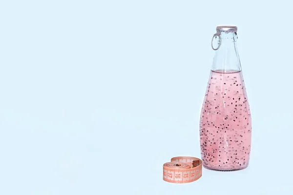 Centimetro Una Bottiglia Vetro Con Semi Basilico Rosa Poggiano Uno — Foto Stock