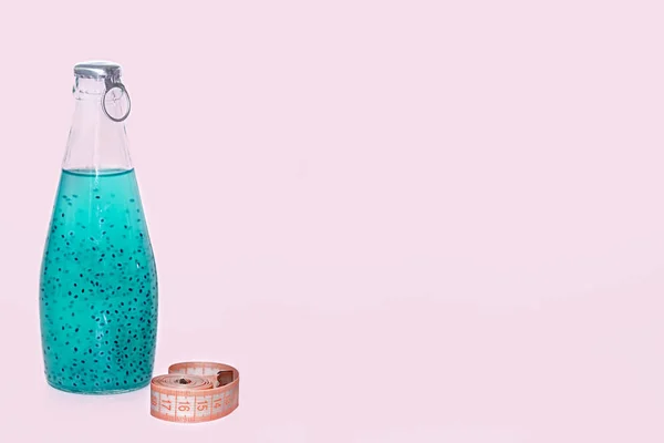 Centímetro Una Botella Vidrio Con Semillas Albahaca Azul Sobre Fondo —  Fotos de Stock