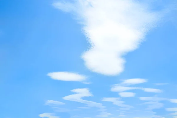 Blick Den Blauen Himmel Mit Geisterförmigen Luftwolken — Stockfoto