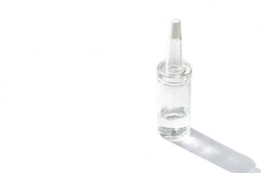 Beyaz arka plan üzerinde pipet ve şeffaf serum ile cam şişe