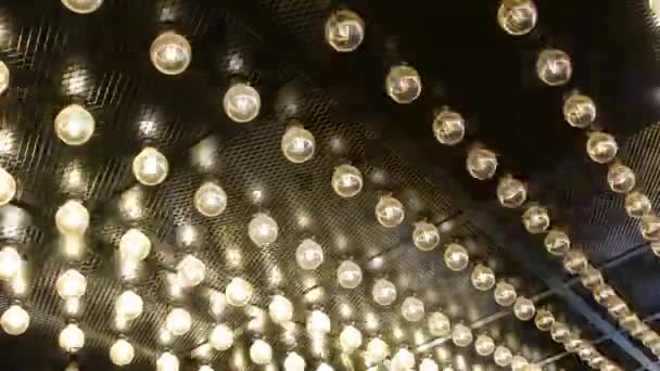 Великі Круглі Лампочки Кріпляться Довгих Рядах Стелі Чорного Металу Вигляді — стокове відео