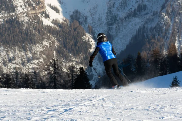 Das Mädchen Auf Der Skipiste Mit Der Geschwindigkeit Von Der — Stockfoto