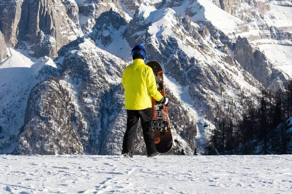 Ein Junger Mann Gelber Jacke Geht Mit Einem Snowboard Auf — Stockfoto