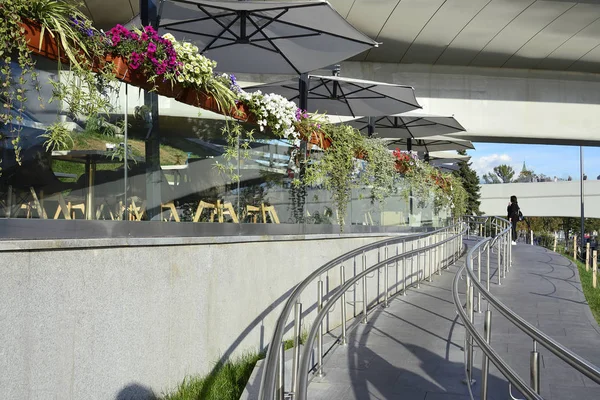 Parkta bir sokak kafenin yaz terasına giden yollar.