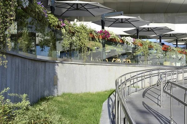 Parkta bir sokak kafenin yaz terasına giden yollar.