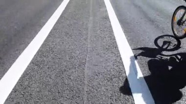 Motorcuyla bir adamın elektrikli scooter sürdüğü bölme şeridinde arabasız yol..
